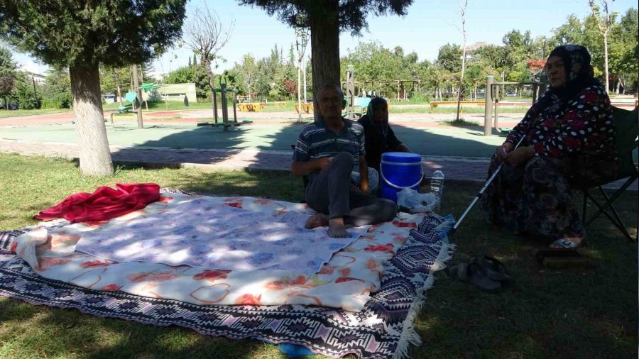 Depreme uykuda yakalanan Malatyal�lar parklara ak�n etti