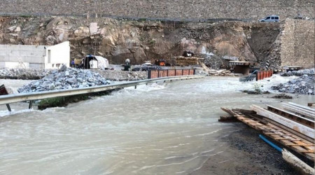 Dere taştı, köprü sular altında kaldı