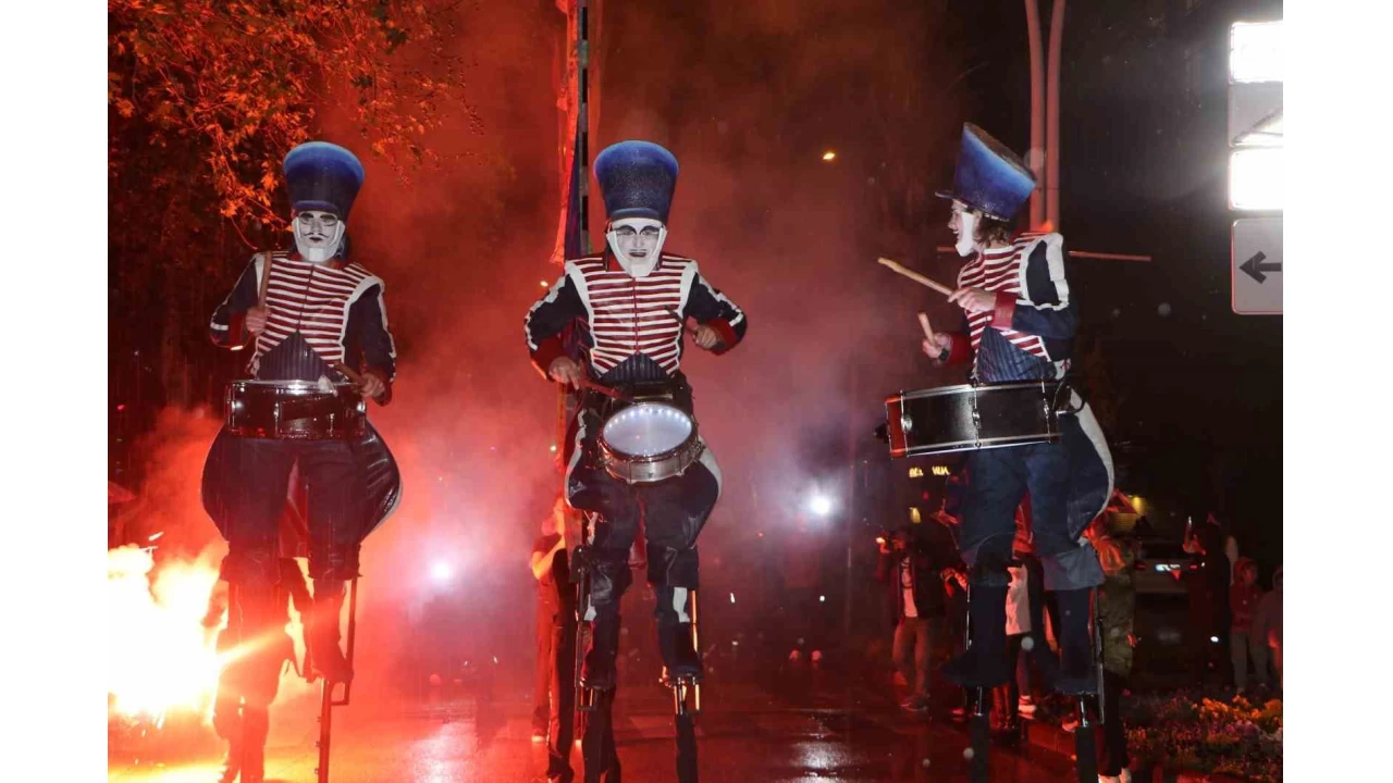 "Devlet Tiyatrolar�-Sabanc� 24. Uluslararas� Adana Tiyatro Festivali" ba�lad�