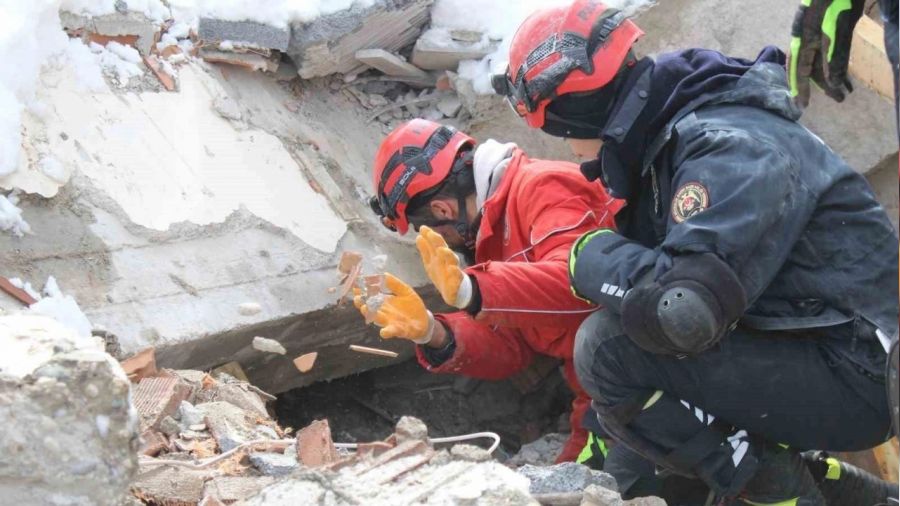 Dikkat! Enkaz�n alt�nda hala hayat var