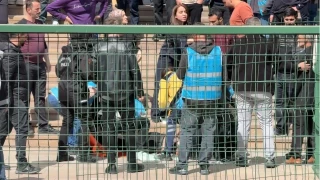 Diyarbak�r Adliyesi'nde bo�anma davas� kavgas�: 4 yaral�