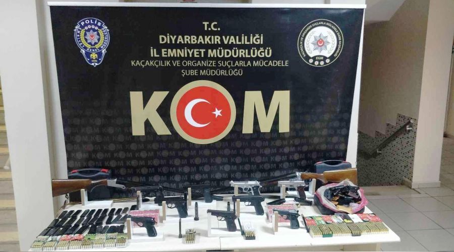 Diyarbak�r'da �ok say�da silah ele ge�irildi: 18 g�zalt�