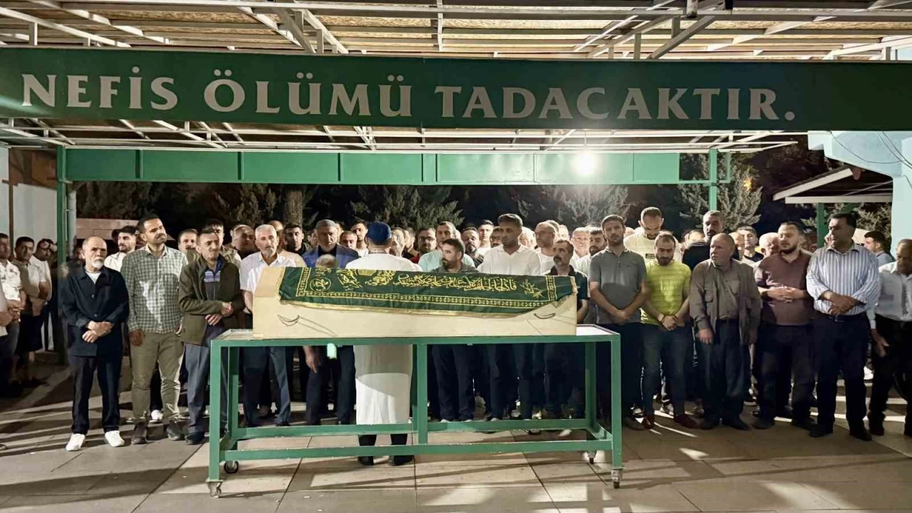 Diyarbak�r'da yang�nda hayat�n� kaybeden anne ve �� �ocu�u defnedildi