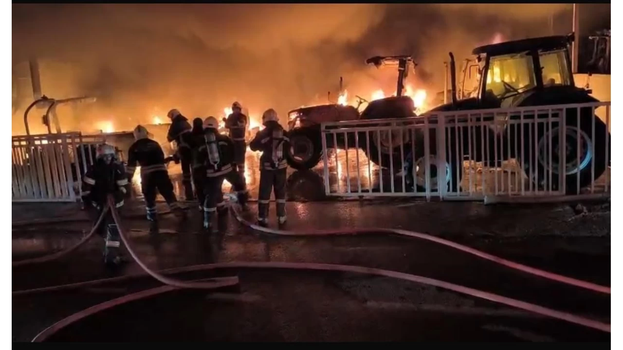 Diyarbak�r'daki yang�nda 3 d�kkan, 22 trakt�r yand�