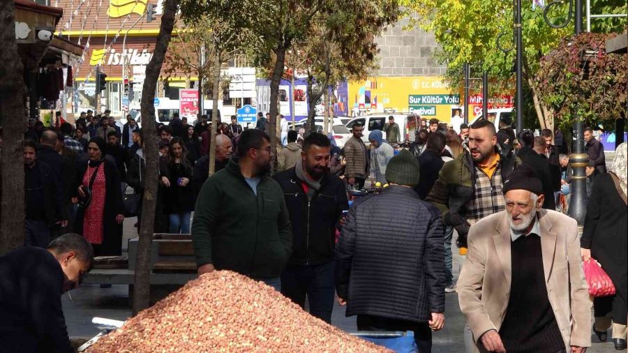 Diyarbakır'ın 'İstiklal Caddesi'ne yoğun ilgi