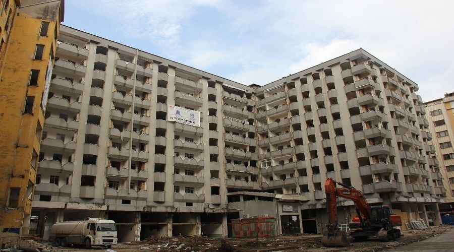 Dolgu üzerine yapılan binalar yıkılıyor