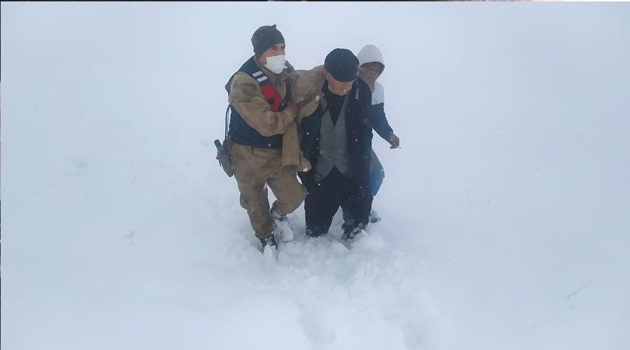 Donma tehlikesi geçiren vatandaşı jandarma kurtardı