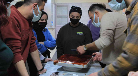 Dünya ve yöresel tatlıları öğrenerek kariyerlerine katkı sağlıyorlar
