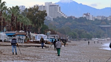 Dünyaca ünlü sahil define avcısıyla doldu