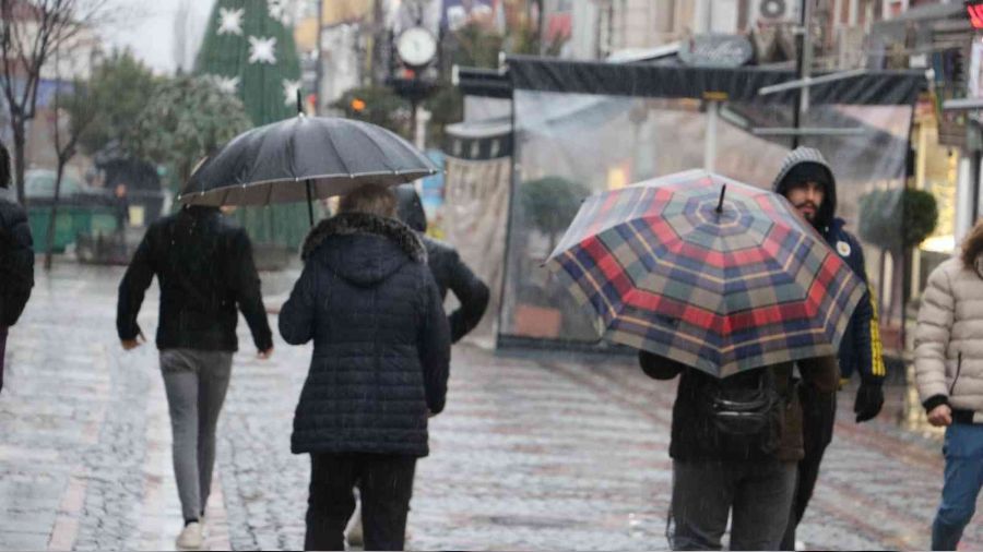 Edirne'de aniden bastıran yağış zor anlar yaşattı