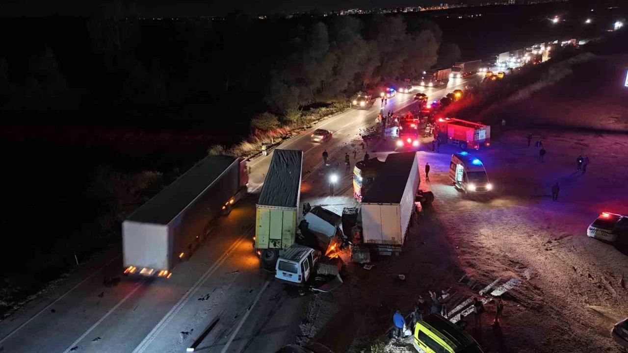 Edirne'de hatal sollama zincirleme kazaya neden oldu: 1 l, 2 yaral