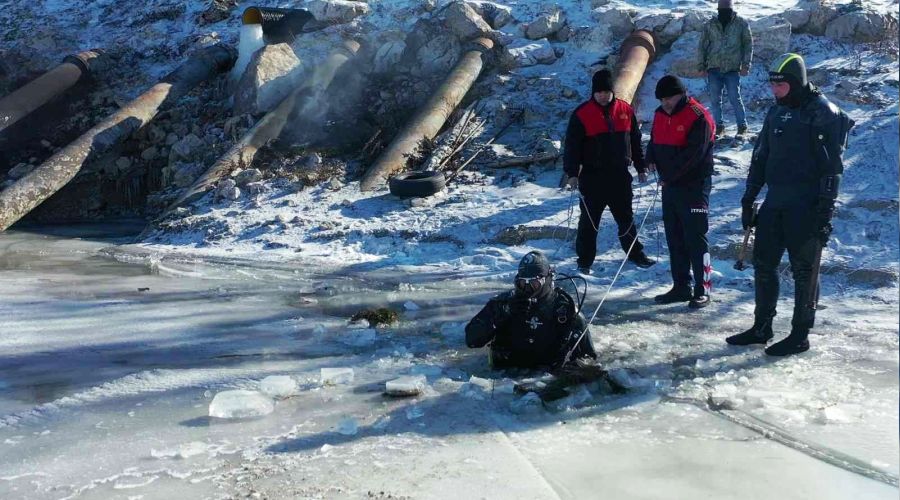 Eksi 17 derecede buzları kırıp dalış yaptılar