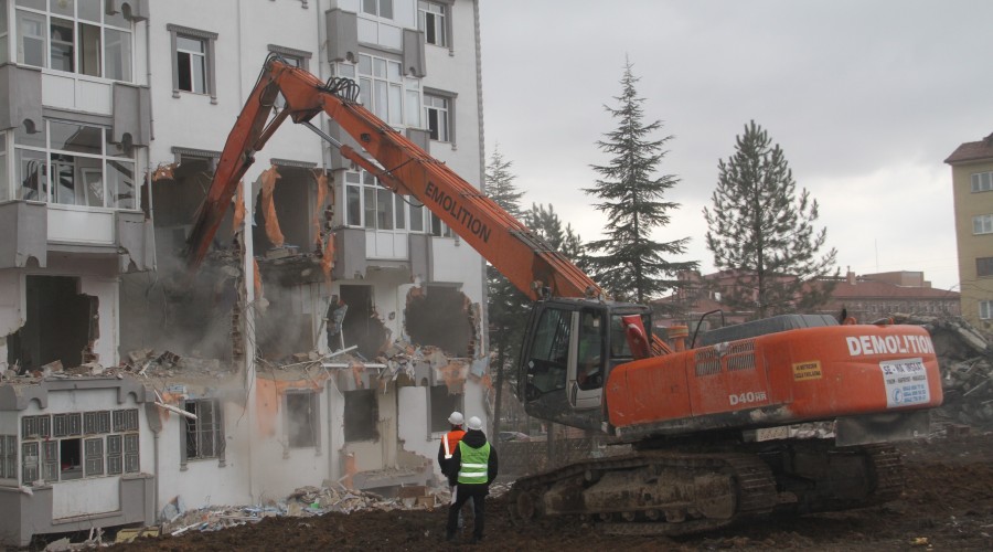 Elaz'da ar hasarl binalar yklyor