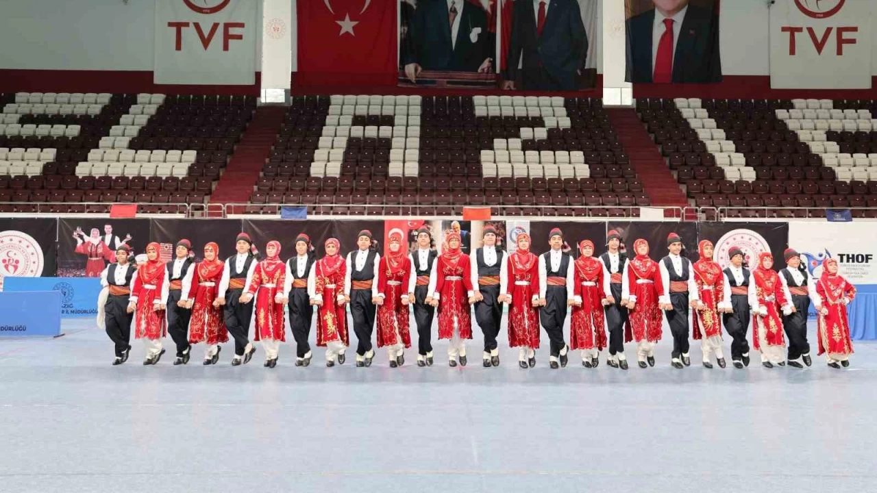 Elaz��'da halk oyunlar� ekipleri yar��t�