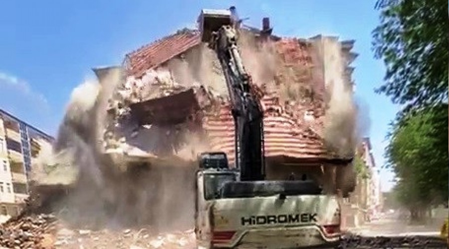 Elazığ'da 'korna' sesi ile 4 katlı bina yıkıldı