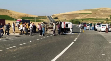 Elazığ'da otomobil ambulansa çarptı: 3 yaralı