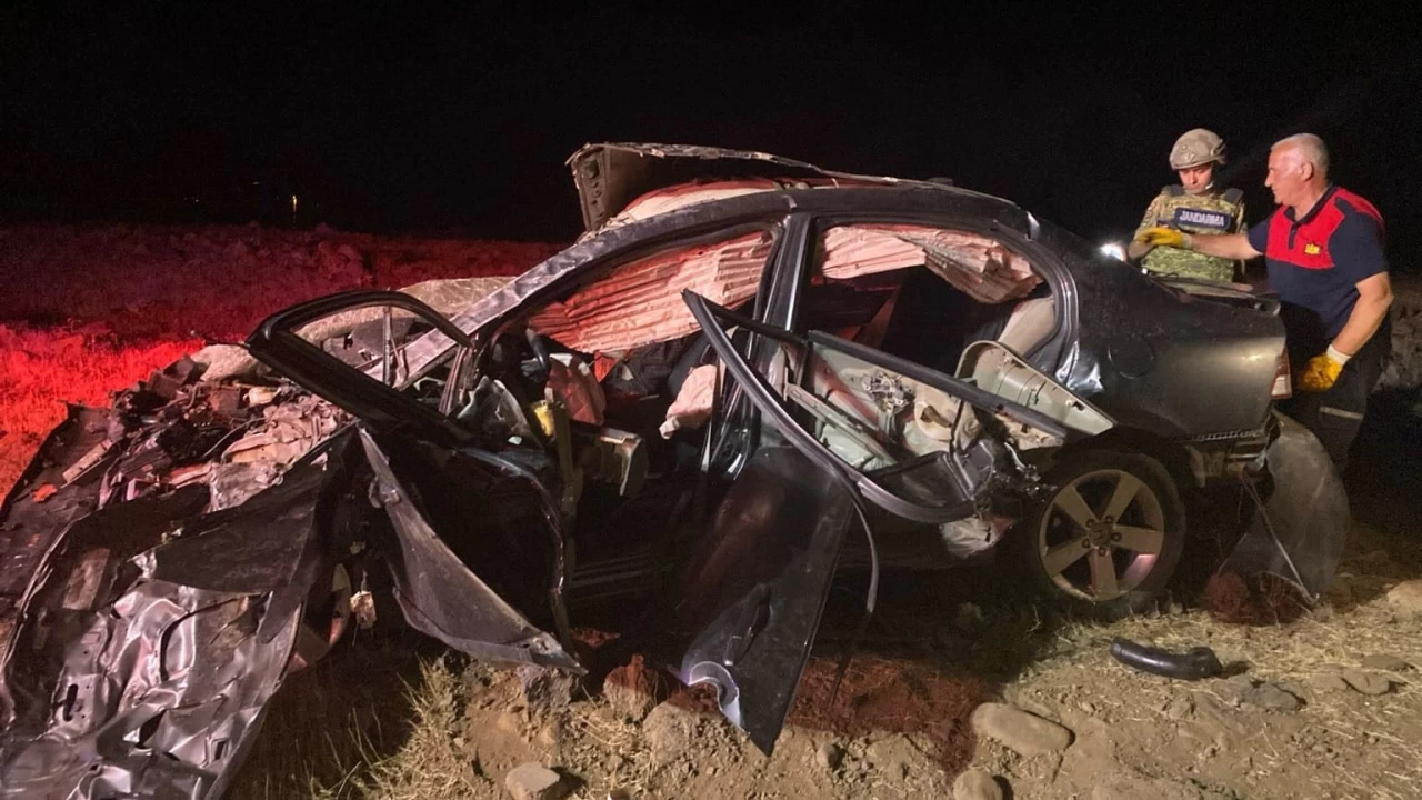 Elazığ'da otomobil şarampole devrildi: 2 ölü, 3 yaralı
