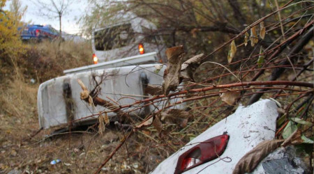Elazığ'da tur minibüsü şarampole uçtu: 20 yaralı
