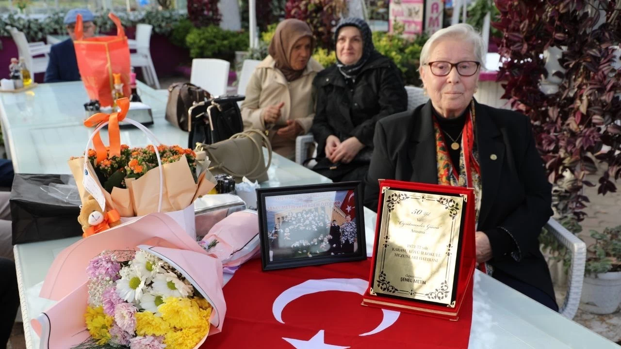 Emekli retmen ilkokul rencileriyle 50 yl sonra ilk kez bulutu