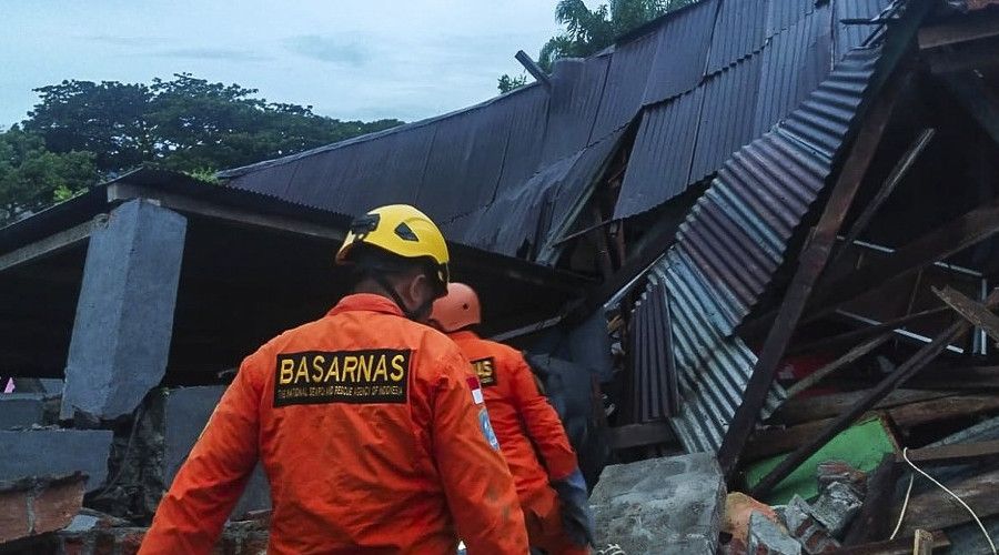 Endonezya'da 6.2 şiddetinde deprem: 10 ölü, 637 yaralı