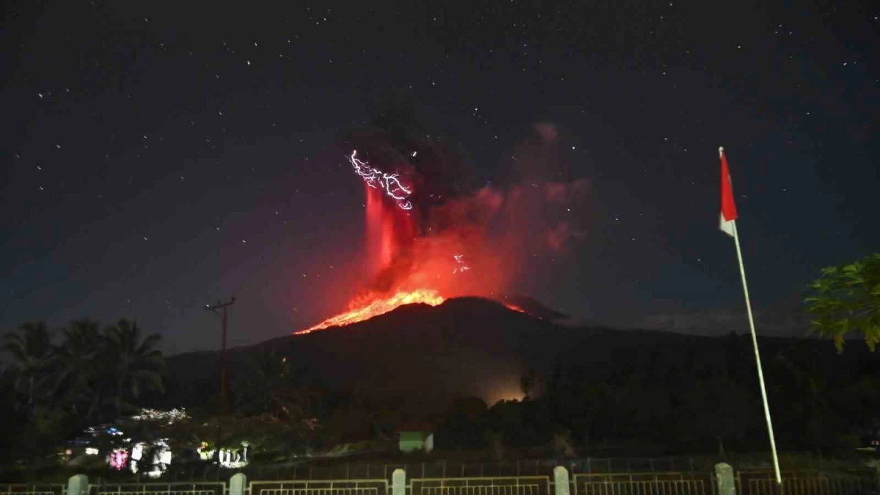 Endonezya'daki Lewotobi Laki-Laki Yanarda��'nda patlama