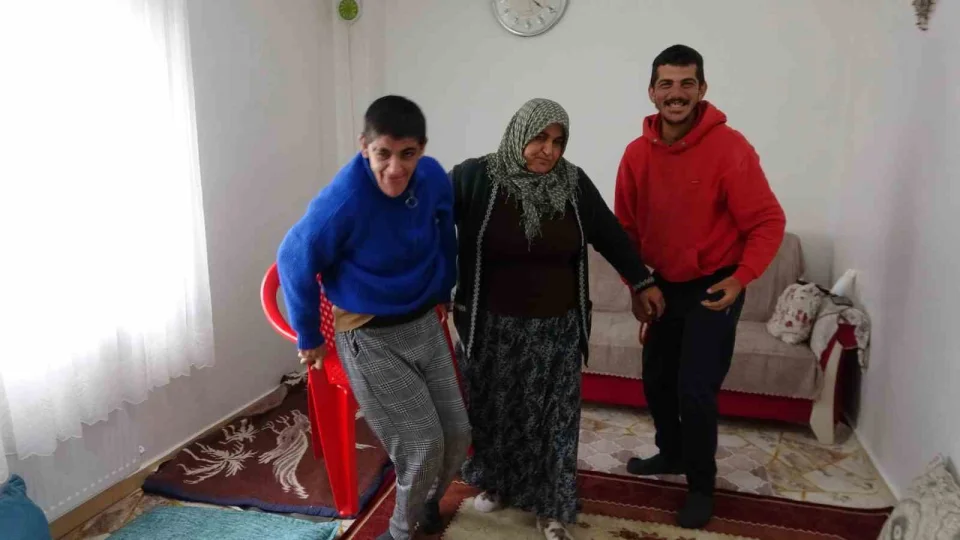 Engelli �ocuklar�na hem anne hem baba oldu