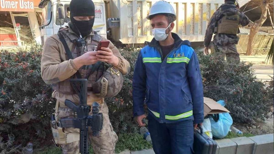Enkazda buldukları para dolu çantayı polise teslim ettiler
