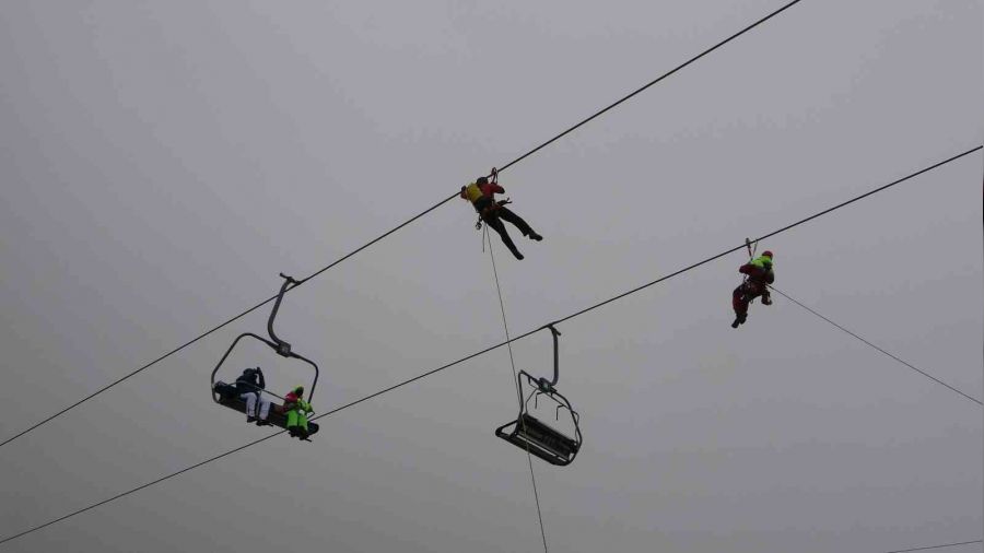 Erciyes'te ger�e�ini aratmayan tatbikat: Teleferikte mahsur kalanlar kurtar�ld�