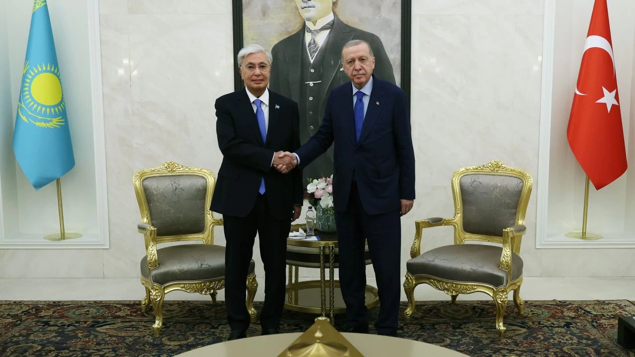 Erdoan, Tokayev'i resmi trenle karlad