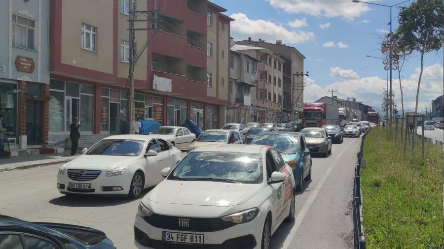 Erzurum-Erzincan karayolunda bayram yo�unlu�u