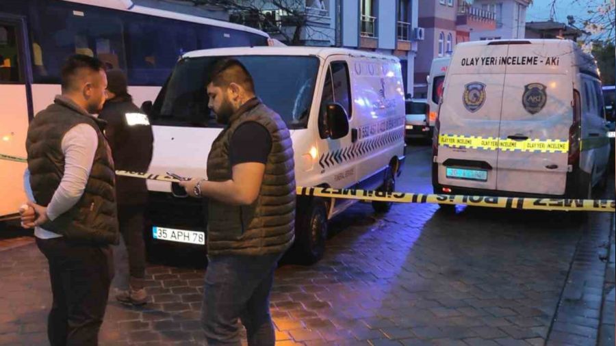 E�ini �ld�rd�, ayn� silahla kendini ba��ndan vurdu