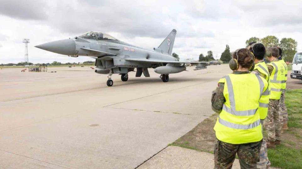 Eurofighter Typhoon uçak bakım tesisleri incelendi