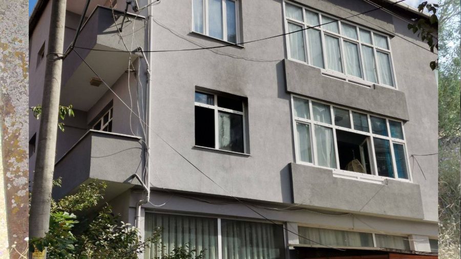 Evde ��kan yang�nda 17 ya��ndaki gen� k�z hayat�n� kaybetti