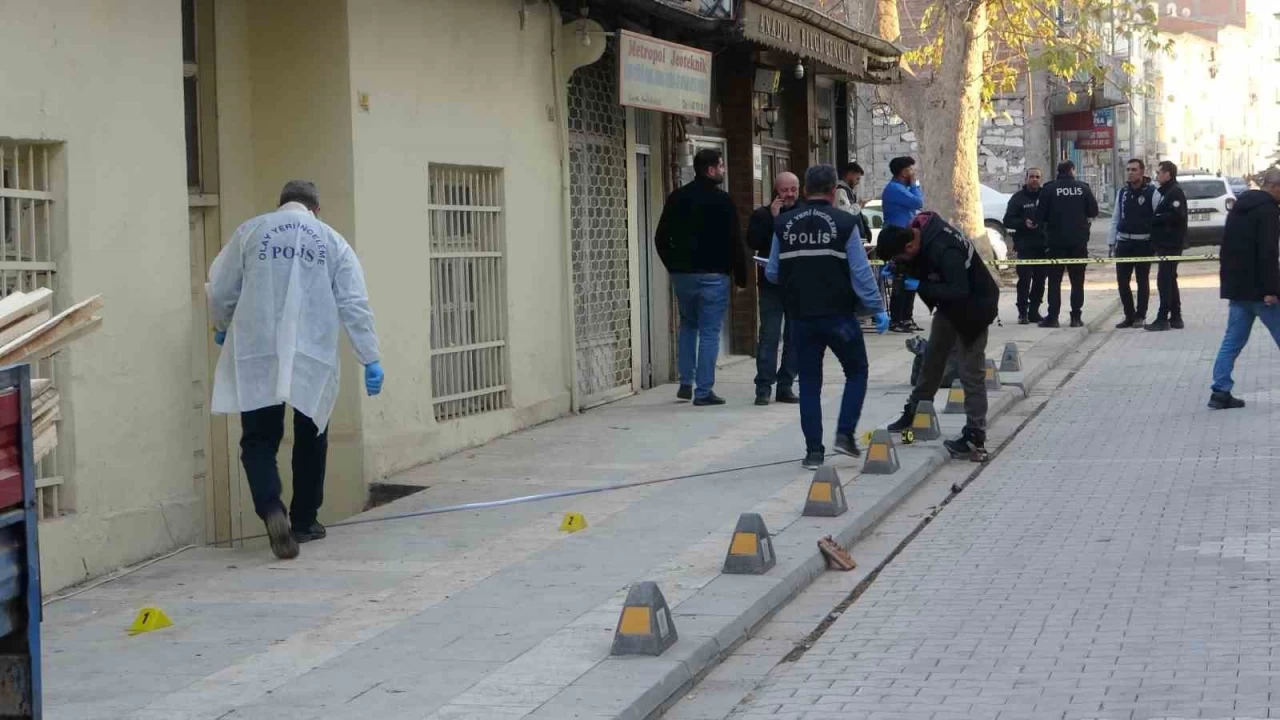 Evinin tadilatını yapan işçilere kurşun yağdırdı