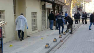 Evinin tadilatını yapan işçilere kurşun yağdırdı