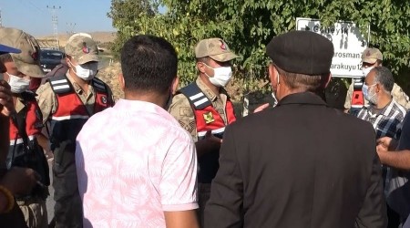 Eylem yapan mahalleli yolu kapattı