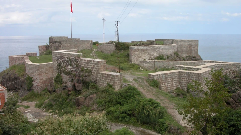 Eynesil Kalesi: Karadeniz k�y�s�n�n tarihi g�zc�s�