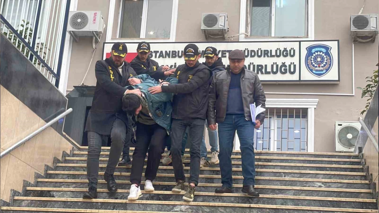 Fatih'te birlikte uyu�turucu ald�klar� �ahs� b��aklad�: 1 �l�