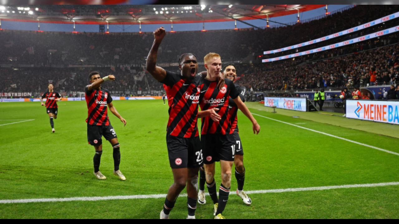 Frankfurt Bayern'i 5'lik edip yollad� 