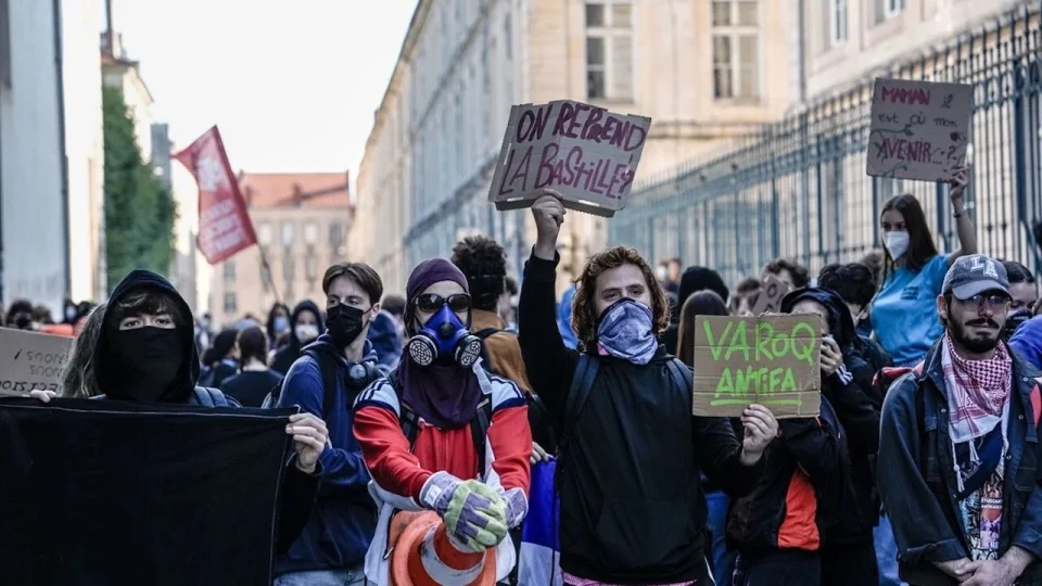 Fransa'da lise eylemleri sendikalar�n deste�iyle s�r�yor