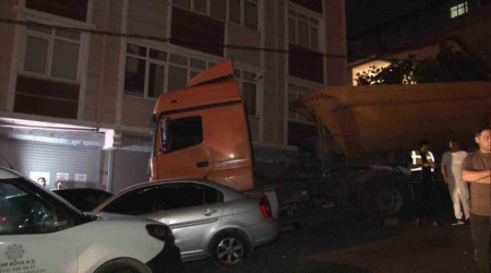 Freni boalan hafriyat kamyonu 6 otomobile arpt