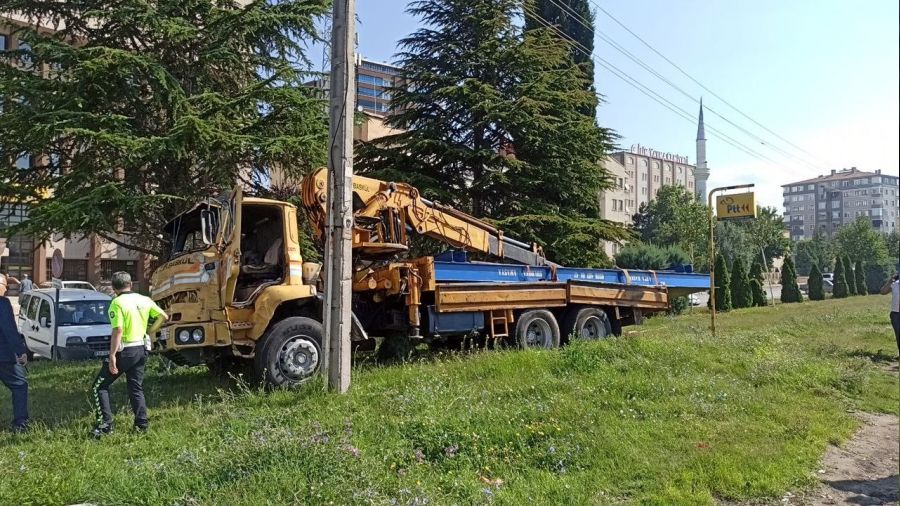 Freni boşalan iş makinesi, yayalara çarptı
