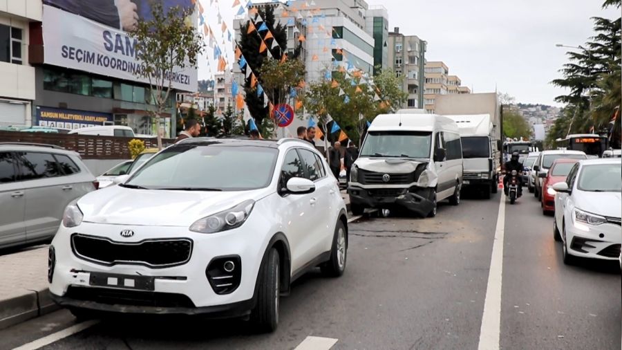 Freni bo�ald�, ���kta bekleyen 5 araca �arpt�