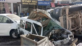 Freni patlayan kamyon ortal sava alanna evirdi