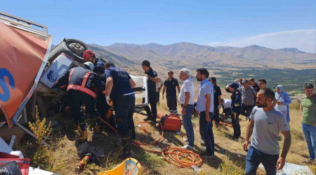 Freni patlayan kamyon şarampole devrildi: 2 ölü