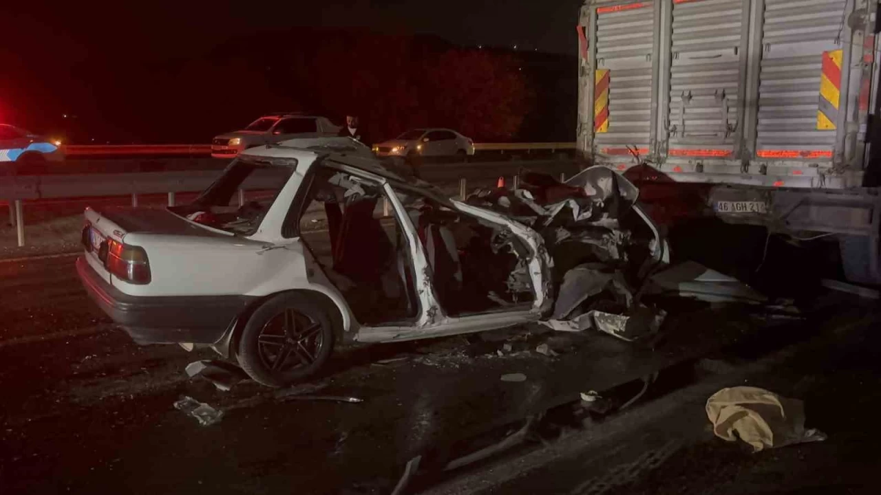 Gaziantep'te otomobil kamyona arkadan çarptı: 3 ölü