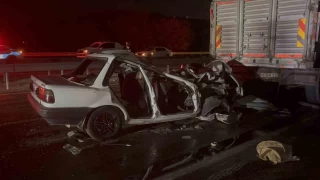 Gaziantep'te otomobil kamyona arkadan çarptı: 3 ölü