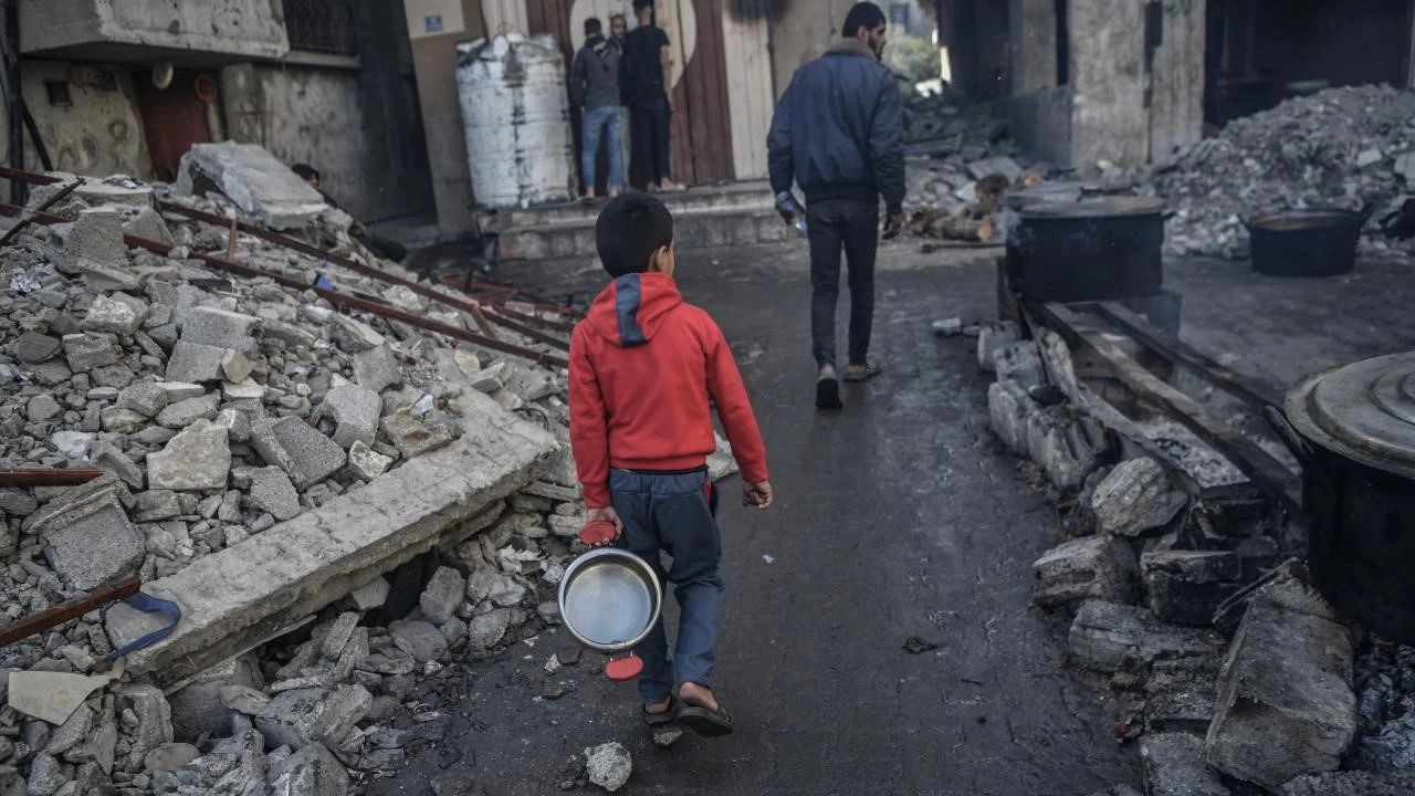 Gazze'nin kuzeyindeki Filistinliler bir tas yeme�e muhta�