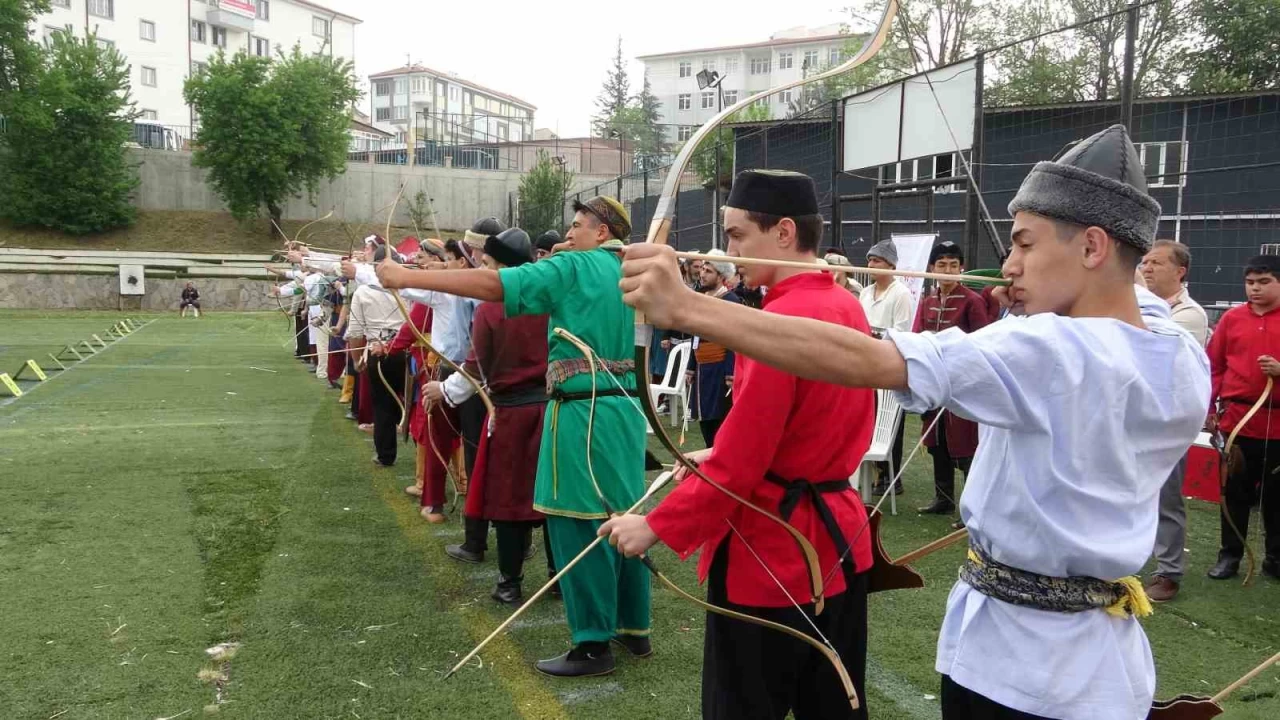Geleneksel okçu gençler Kütahya'da buluştu