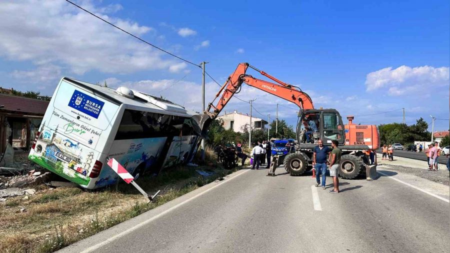 Gelibolu'da tur otobüsü kaza yaptı; 1 ölü, 8 yaralı